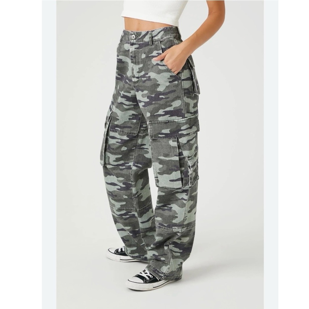 High-Rise Wide-Leg Cargo Jeans in Green Camo - Picture 11 of 14